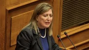 Χαμός με ανάρτηση της Καρακώστα του ΣΥΡΙΖΑ: Συνδέει τις καισαρικές με τη βία!